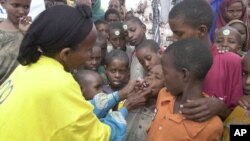 کودکان در سومالیا هنگام دریافت واکسین پولیو (تصویر از آرشیف صدای امریکا)