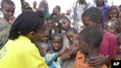Image d'archives: Campagne de vaccination contre la polio de l’Organisation mondiale de la santé (OMS) en faveur des enfants somaliens dans le village Tosweyn, dans la région de Baidoa, en Somalie, le 12 septembre 2000.