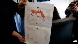 La secretaria de prensa, Sarah Huckabee Sanders mostró el mapa que muestra la eliminación del Estado islámico durante el vuelo del Air Force One rumbo a West Palm Beach.