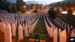 Groblje u Srebrenici (AP Photo/Amel Emric)
