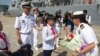 美军斯泰雷特号导弹驱逐舰2017年6月12日抵达中国湛江港时女舰长接过鲜花（美国海军照片）