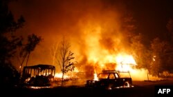 Des véhicules en train de brûler à Middletown, Californie, 13 septembre 2015.