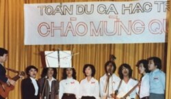 Toán Du ca Hạc Trắng trong một buổi hát cộng đồng ở San Jose, California tháng 12/1980 (Ảnh: Bùi Văn Phú)