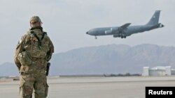 Archivo - Un soldado estadounidense monta guardia mientras un avión de transporte militar estadounidense aterriza en Kandahar, Afganistán, el 23 de enero de 2018.