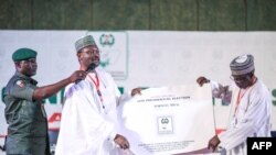 Le président de la Commission électorale nationale indépendante (INEC) du Nigéria, Mahmood Yakubu, affiche les résultats du vote le 25 février 2019 à Abuja.