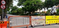 Jalan Raya Darmo saat ditutup dalam upaya mengurangi mobilitas masyarakat di jalan (foto: VOA/Petrus).