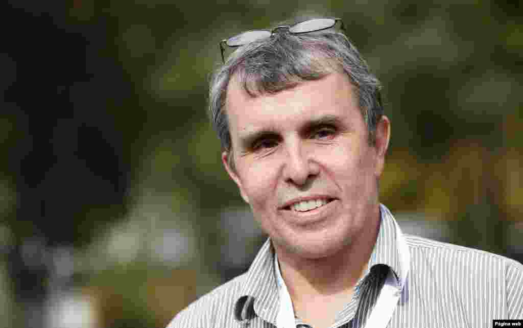 Eric Betzig, um dos três vencedores do Nobel da Química, fala para um jornalista antes de uma palestra no centro Helmholz em Munique, Alemanha, Out. 8, 2014. 