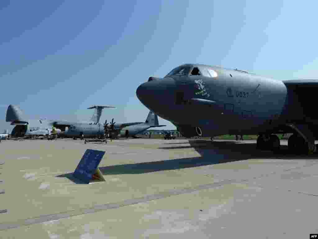 Стратегические партнеры - B-52, A-10 Thunderbolt, C-130J, C-5 Galaxy в Жуковском