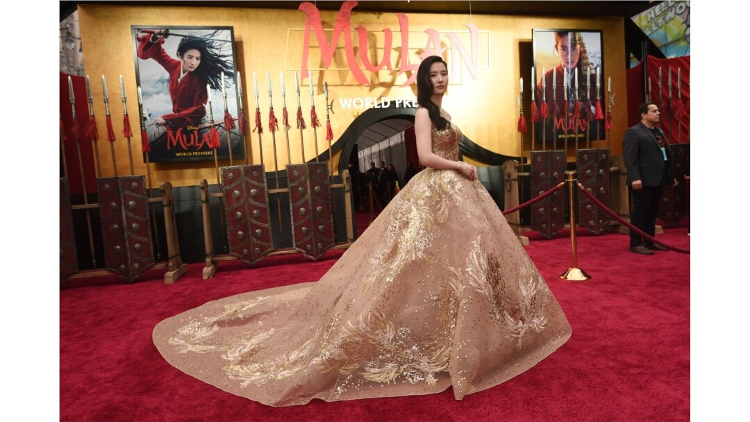 Yifei Liu, bintang film "Mulan" di pemutaran perdana film tersebut di Teater El Capitan di Los Angeles, California. (Foto: Foto AP/Chris Pizzello)
