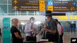 Warga Australia diperiksa petugas di Bandara Internasional Ngurah Rai, Bali, Rabu, 18 Agustus 2021. (Foto: AP)