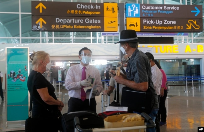 Warga Australia diperiksa satpam saat keberangkatan di Bandara Internasional Ngurah Rai, Bali, Rabu, 18 Agustus 2021. (Foto: AP)