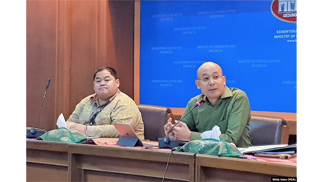Dari kiri ke kanan: Ketua Satgas DK PBB di Jakarta, Hari Prabowo dan juru bicara Kementerian Luar Negeri RI Arrmanatha Nasir dalam acara Press Briefing Mingguan di Kantor Kemenlu, Jakarta, Kamis, 16 Mei 2019. (Foto: Ghita Intan/VOA)