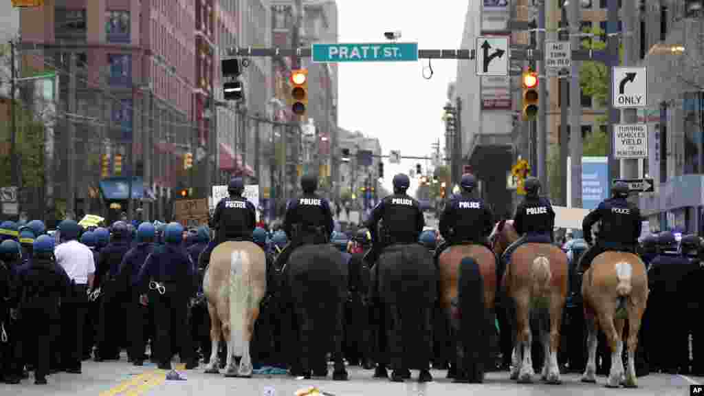 Police attempt to block marchers as they block Pratt Street after a march to City Hall for Freddie Gray, in Baltimore, April 25, 2015.