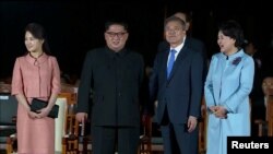 Presiden Korea Selatan Moon Jae-in dan pemimpin Korea Utara Kim Jong-un dalam upacara perpisahan pasca pertemuan antar-Korea di desa gencatan senjata Panmunjom, Korea Utara, 27 April 2018. (Foto: videograb)