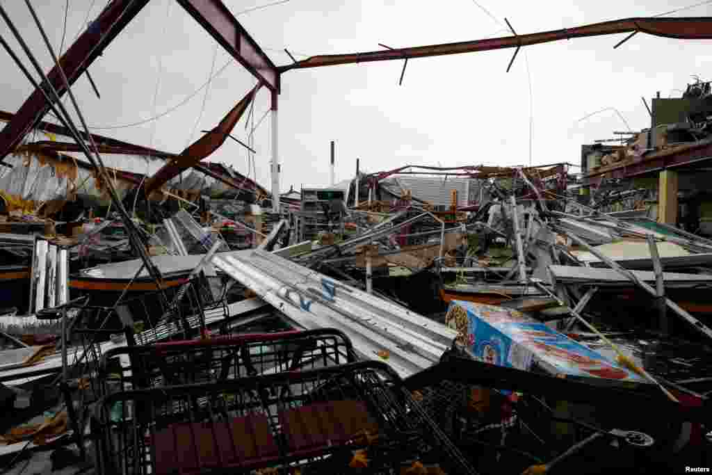 Супермаркет поврежден обрушившимся на остров ураганом &laquo;Мария&raquo;, Гуаяма, Пуэрто-Рико, 20 сентября 2017 года