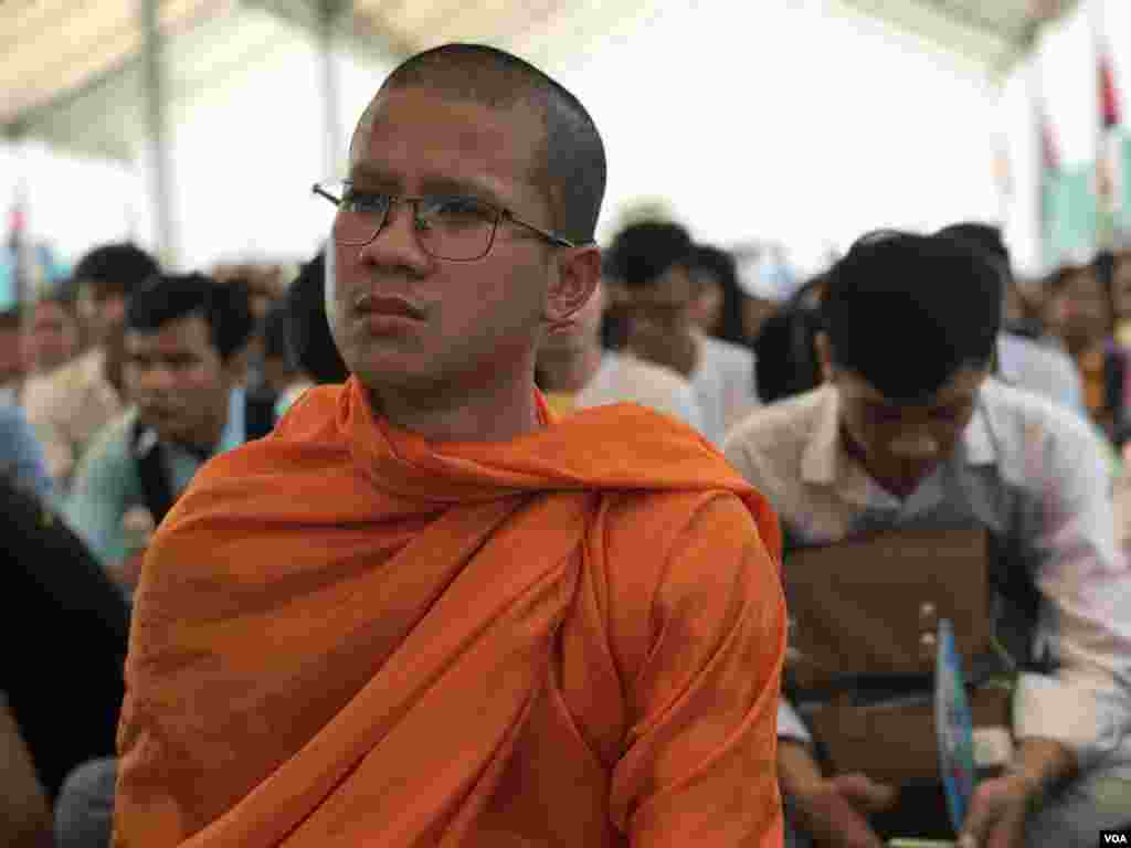 ព្រះសង្ឃចូលរួមពិធីរំឭកខួបលើកទី២៨ឆ្នាំនៃការចុះហត្ថលេខាលើកិច្ចព្រមព្រៀងសន្តិភាពទីក្រុងប៉ារីស ក្នុងទីក្រុងភ្នំពេញ ថ្ងៃទី២៣ តុលា ឆ្នាំ២០១៩។ (ហ៊ុល រស្មី/VOA)