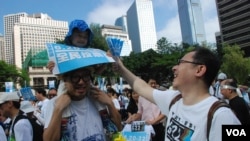 有香港市民帶同小朋友參與毅行爭普選，佔中發起人戴耀廷(右)逗小朋友玩 (美國之音湯惠芸拍攝)