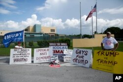 Manifestantes protestan cerca del Centro Temporal Homestead para Niños No Acompañados en Homestead, Florida, el sábado 23 de junio de 2018.