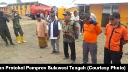 Gubernur Sulawesi Tengah Longki Djanggola saat menerima penyerahan bangunan hunian sementara (Huntara) yang dibangun oleh Pemprov Jawa Tengah untuk warga terdampak gempa di Petobo, Kecamatan Palu Selatan (20/10).