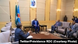 Dr. Jean-Jacques Muyembe mkuu wa sekretariat ya kupambana na covid-19 akiwa na rais président Félix Tshisekedi katika ikulu ya Kinshasa, Februari 11,. 2021. (Twitter/Présidence RDC)