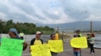 Người dân cầm biểu ngữ phản đối Tổng thống Nicolas Maduro tại biên giới giữa Venezuela với Colombia hôm 8/2/19.