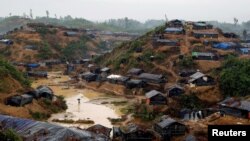 Kamp pengungsi Rohingya di Cox's Bazar, Bangladesh menghadapi bahaya baru dengan datangnya musim hujan yang bisa menimbulkan tanah longsor.