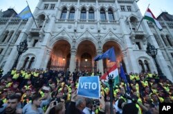 匈牙利的一项立法出台以后，人们聚集到了位于匈牙利首都布达佩斯的议会大楼外示威抗议。