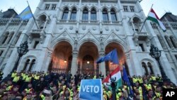 Para demonstran berhadapan dengan petugas kepolisian saat berunjuk rasa menentang RUU pendidikan tinggi di Budapest, Hungaria 4/4(AP)