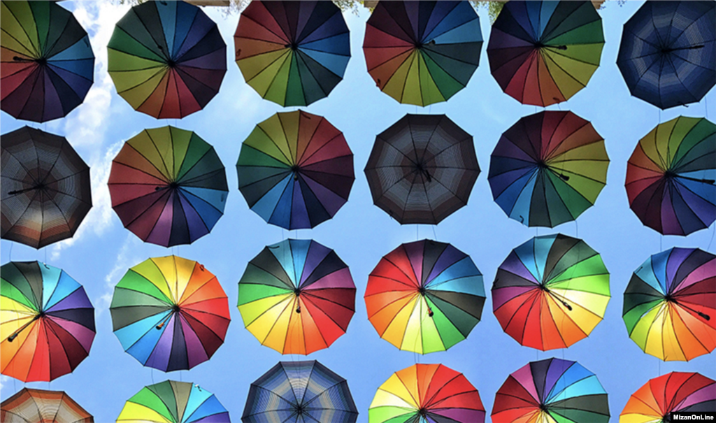 چترهایی به شکل رنگین کمان در آسمان ایران عکس: علی حدادی اصل &nbsp;