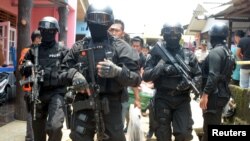 Polisi khusus anti-teror Indonesia (Densus-88) mengawal para petugas yang membawa barang-barang bukti dari rumah seorang pria yang diduga terlibat dalam kegiatan kelompok ISIS di Tangerang selatan, Banten (foto: dok)