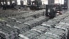 在中国贵州省安顺的一家工厂, 一名工人驾驶叉车运输铝条。(2013年7月1日)