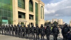 Polis MSK-nın qarşısını mühasirəyə alıb