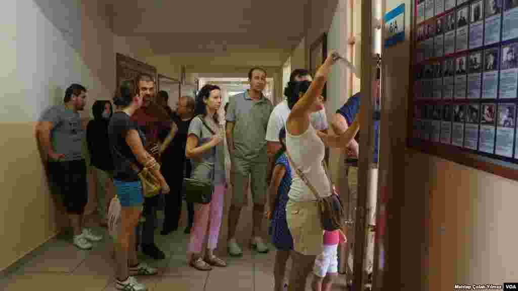 A queue of people wait to vote in the presidential election, Turkey, Aug. 10, 2014. (Mehtap Colak Yilmaz/VOA)