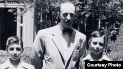 Ben Stonehill and his sons, Lenox Lee Stonehill (L), Bobby Stonehill (R), New York, ca. 1948. (Courtesy - Lennox Stonehill and the United States Holocaust Memorial Museum)