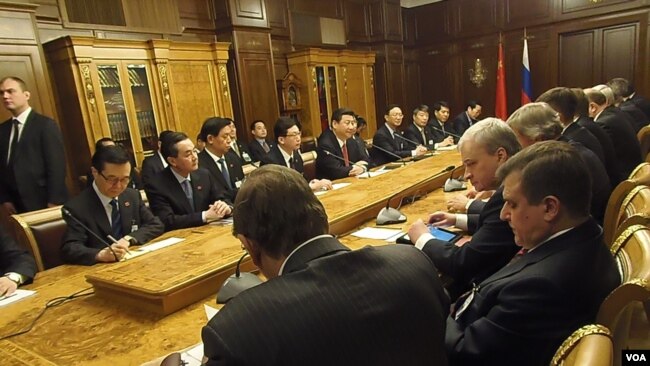 2013年3月习近平访问俄罗斯国家杜马。俄罗斯代表团中左侧第三人是驻中国大使杰尼索夫。(美国之音白桦)