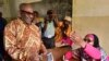 Le président des Comores, Azali Assoumani, arrive à un bureau de vote lors du référendum constitutionnel, à Mitsoudje, près de Moroni, Comores, le 30 juillet 2018. (TONY KARUMBA / AFP)