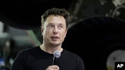 En esta imagen de archivo del 17 de septiembre del 2018, el fundador de SpaceX y director ejecutivo Elon Musk ofrece un discurso tras anunciar al al multimillonario japonés Yusaku Maezawa como el primer pasajero de un vuelo privado alrededor de la Luna, en Hawthorne, California. 