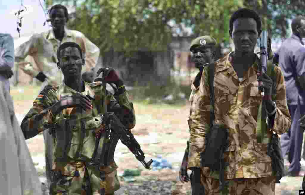 Des soldats loyalistes du Soudan du Sud patrouillent à Bentiu, 24 juin 2015. (AP Photo/Jason Patinkin).