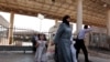 یک زن آواره سوری در مرز ترکیه 