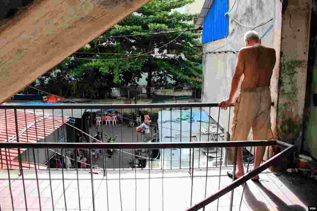 A general view of daily activities of residents at Phnom Penh&#39;s White Building on Friday, September 5, 2014. (Nov Povleakhena/VOA Khmer) 