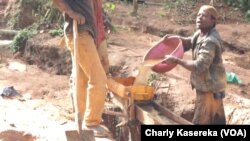 Des creuseurs artisanaux recherchent des minerais dans un site au Nord-Kivu, 2015. (VOA/Charly Kasereka)