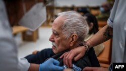 Un anciano recibe una dosis de la vacuna COVID-19, en una residencia de ancianos de Carcavelos, Portugal, el 30 de noviembre de 2021. 