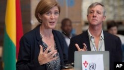 La embajadora Power habla durante una conferencia de prensa luego de visitar la Misión de la ONU para la respuesta de emergencia al ébola en Bruselas.