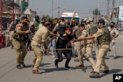 Polisi India menahan seorang Muslim Syiah Kashmir yang berpartisipasi dalam prosesi keagamaan di Srinagar tengah, Kashmir yang dikuasai India, Rabu, 19 September 2018.