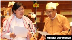 ရန်ကုန် တိုင်းဒေသကြီးလွှတ်တော်ကိုယ်စားလှယ် ဒေါ်စန္ဒာမင်း (oဲ)၊ ရန်ကုန်တိုင်း အစိုးရ ဘဏ္ဍာရေးဝန်ကြီး ဦးမြင့်သောင်း (ယာ) ရန်ကုန်တိုင်းဒေသကြီးလွှတ်တော် သတ္တမပုံမှန်အစည်းအဝေး (ဓါတ်ပုံ- Yangon Hluttaw facebook)