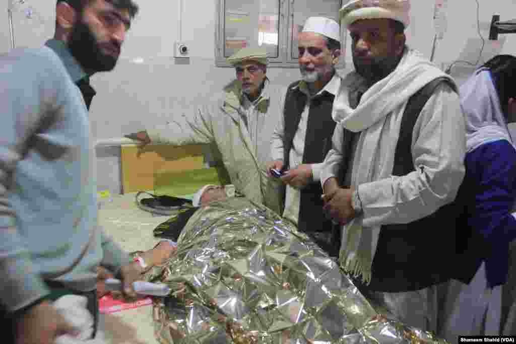 Le gouvernement fédéral et le gouvernement KPK annoncé trois jours de deuil national, Peshawar, au Pakistan, le 16 décembre 2014. (VOA)