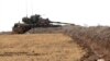 Suriye sınırında bekleyen bir Türk tankı