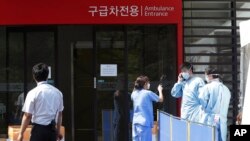 Para petugas rumah sakit memakai masker pencegah penyebaran virus MERS di Seoul, Korea Selatan (7/6). (AP/Ahn Young-joon) 
