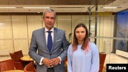 Білоруський опозиційний політик Павел Латушка з атлеткою Христиною Тимановською в аеропорту у Варшаві після прибуття Тимановської з Токіо 4 серпня 2021 р.