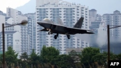 美国空军一架F-22 “猛禽”战机在韩国光州空军基地降落。（2018年5月16日）